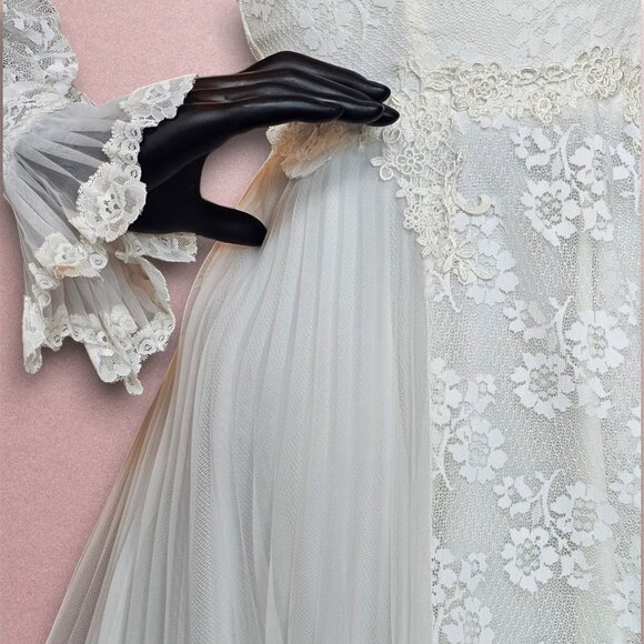 Vintage Floral Lace Long Sleeve Wedding Gown - Picture 14 of 16